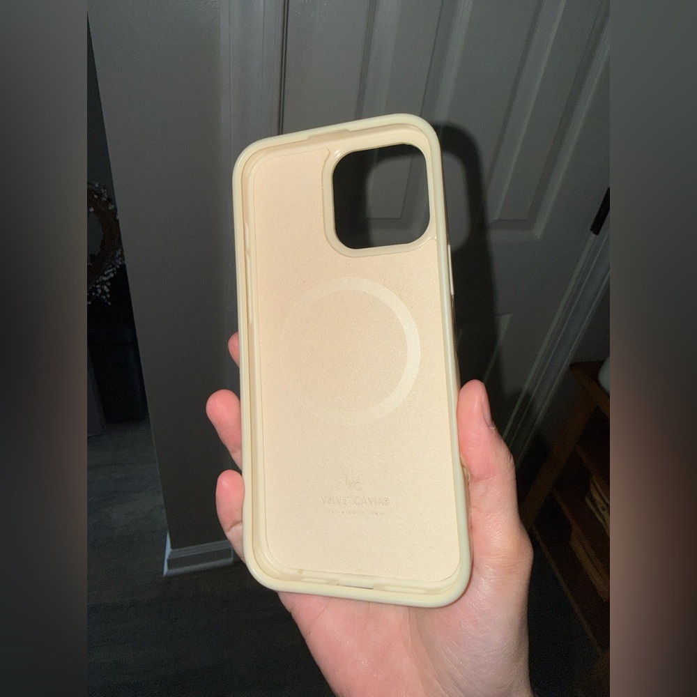 Velvet Caviar iPhone 16 Pro Max - Picture 3 of 3